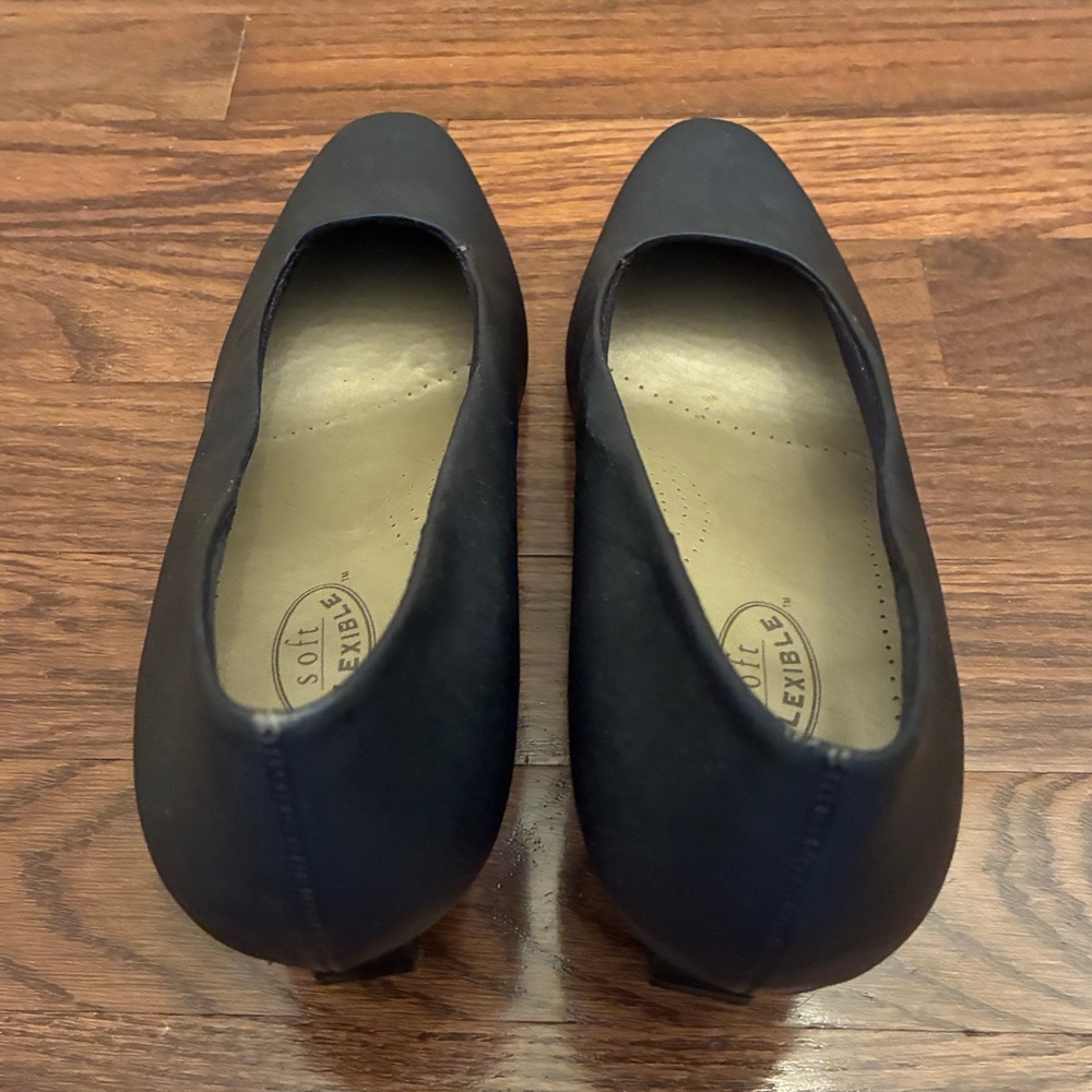 NIB Soft Flexible Navy Pumps 2.5" Heel Size 10 - Picture 4 of 14